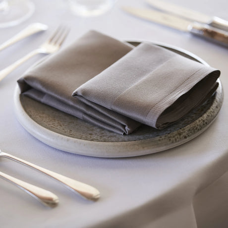 Schön aufgedeckte Serviette für luxuriöse Gastronomie-Erlebnisse bei Velvetana in modernen Farben