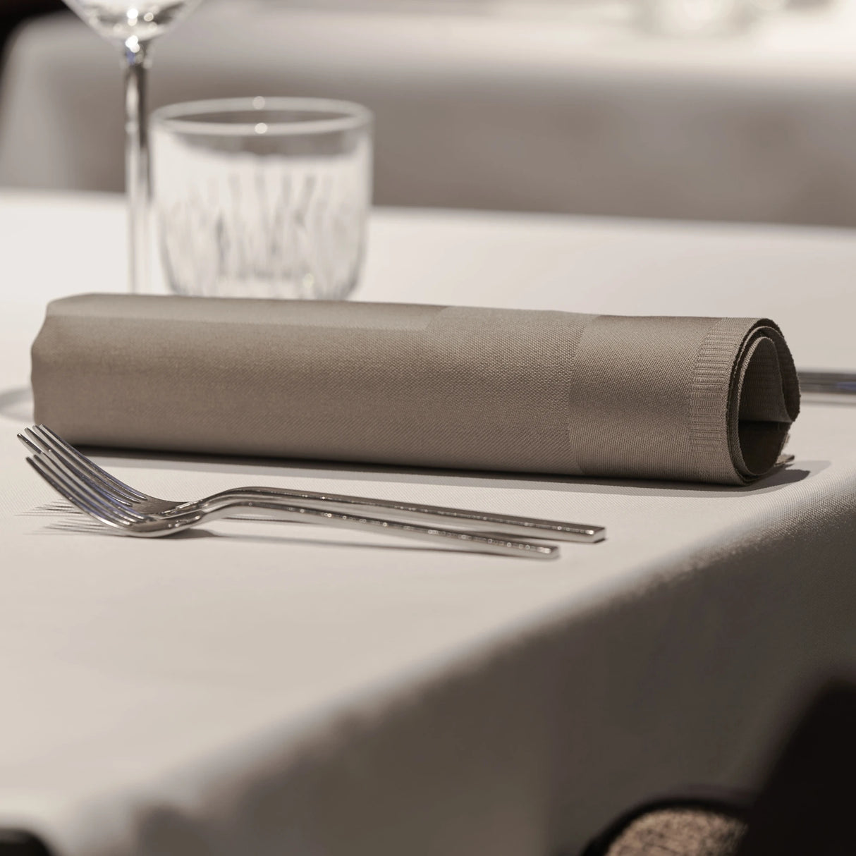 Hochwertige Stoffserviette mit feiner Verarbeitung mit edlem Glanz für gehobene Tische & Fine-Dining