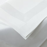 Weiße Stoffservietten mit Atlaskante - edel, elegant & hochwertig für gehobene Gastronomie