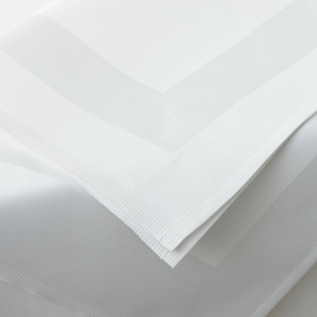 Weiße Stoffservietten mit Atlaskante - edel, elegant & hochwertig für gehobene Gastronomie