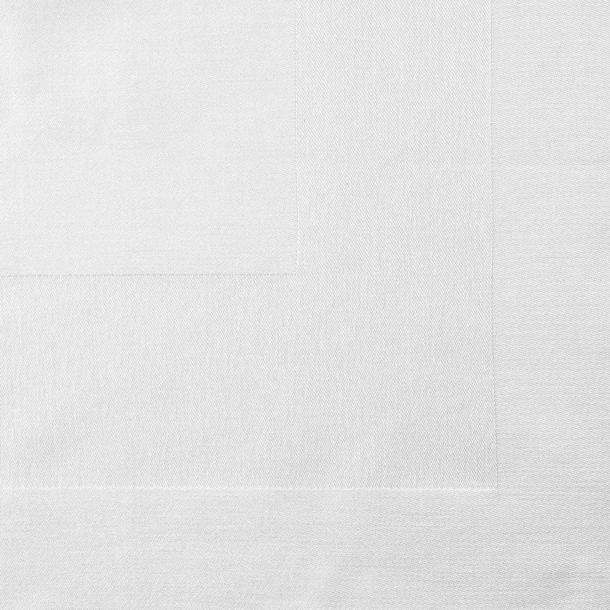 Detailaufnahme der weißen Mundserviette - feine Struktur & luxuriöse Hotelqualität für Restaurants