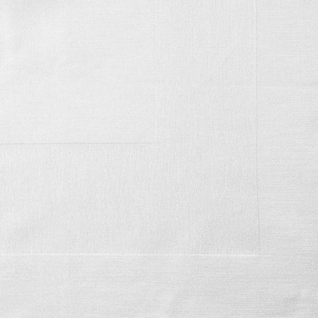 Detailaufnahme der weißen Mundserviette - feine Struktur & luxuriöse Hotelqualität für Restaurants