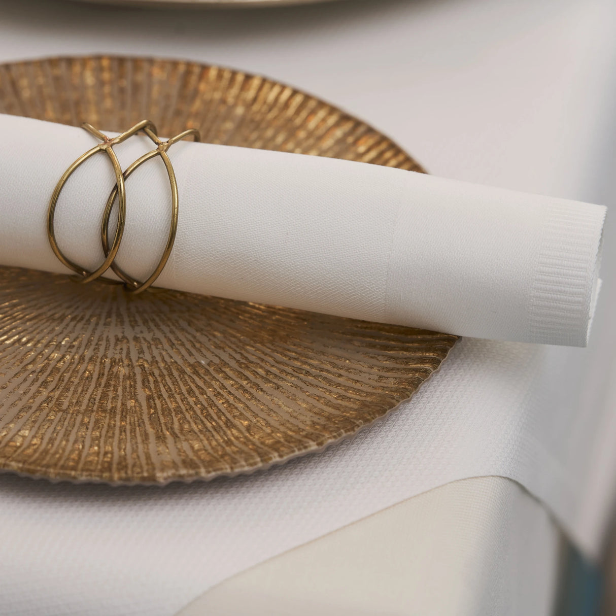 Schön gefaltete weiße Stoffserviette mit Atlaskante - edles Design für exklusive Tischdekorationen