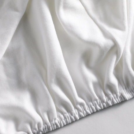Detailaufnahme des Spannbetttuchs - elastisches, perfekt sitzendes Spannleintuch in Premium-Qualität