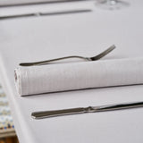 Schön gefaltete Serviette in Beige - hochwertige Qualität für stilvoll gedeckte Tische