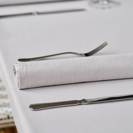 Schön gefaltete Serviette in Beige - hochwertige Qualität für stilvoll gedeckte Tische