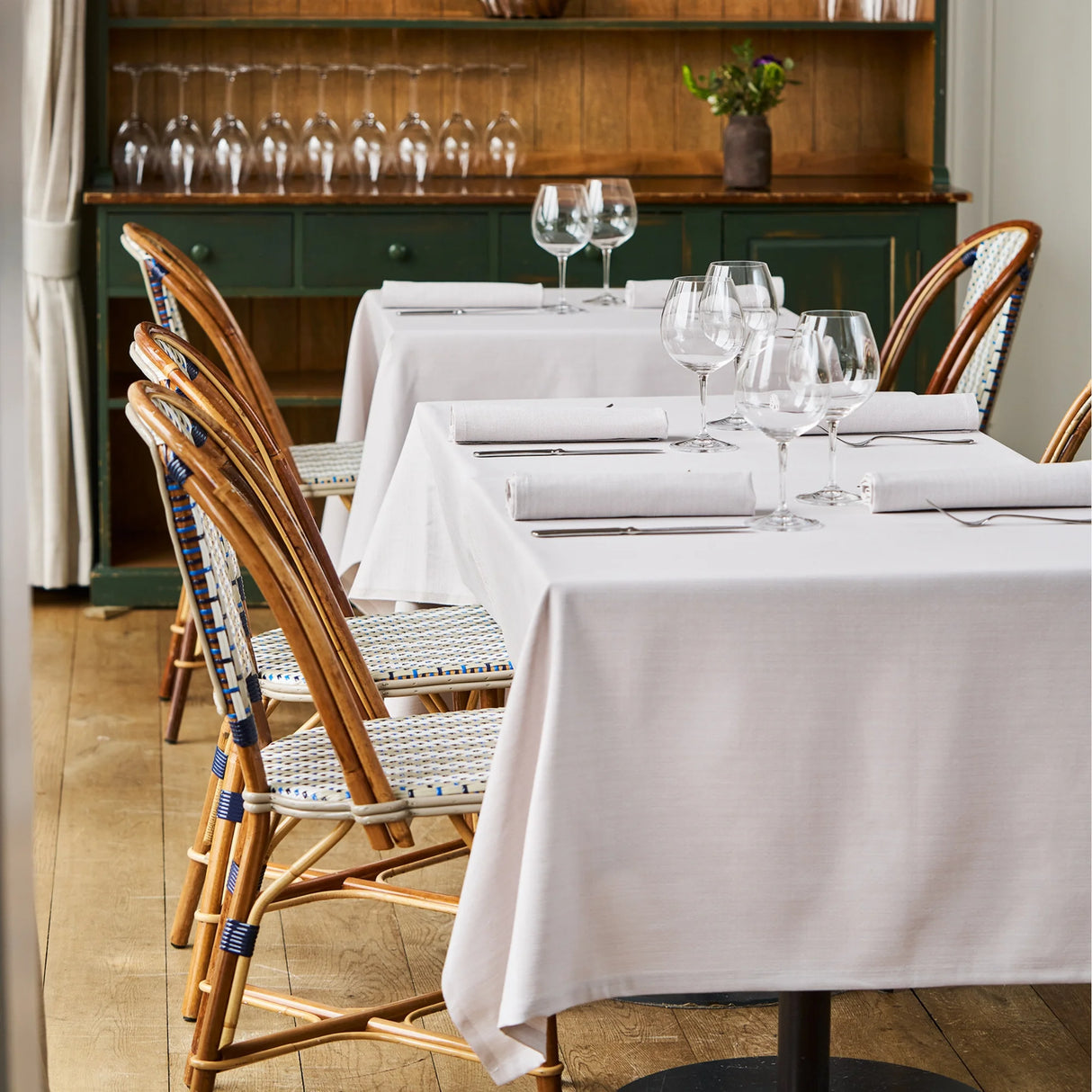 Gedeckter Tisch mit beiger Tischwäsche Asti - warme Eleganz für Hotels, Restaurants & Events