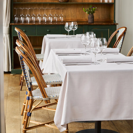 Gedeckter Tisch mit beiger Tischwäsche Asti - warme Eleganz für Hotels, Restaurants & Events