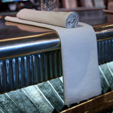 Gefaltete Serviette Asti in Grau - edle Tischgestaltung für stilvolle Restaurants & Events