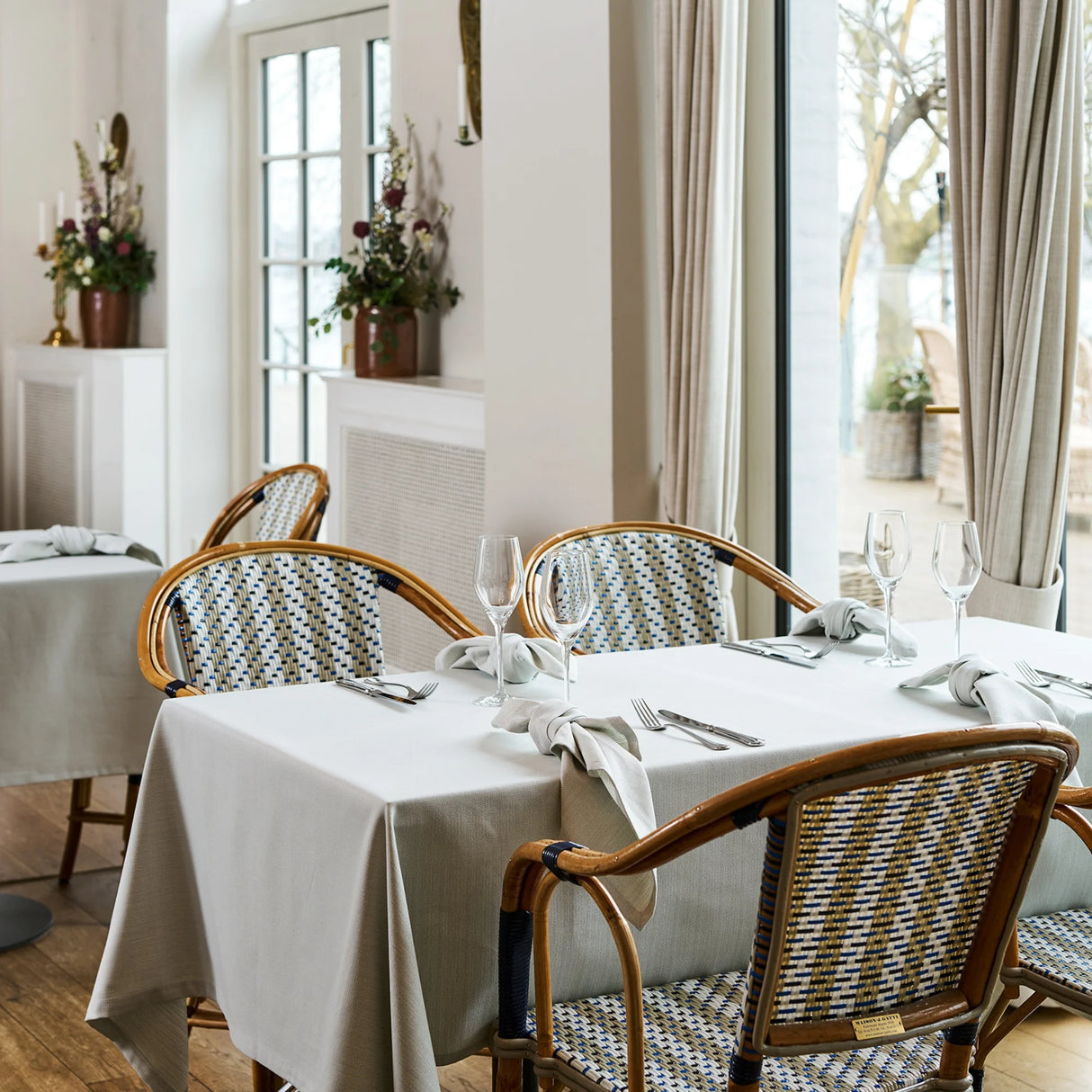 Gedeckter Tisch mit grüner Tischwäsche Asti - elegante, natürliche Atmosphäre für die Gastronomie
