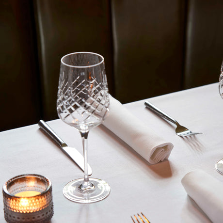 Schön gefaltete weiße Serviette Asti - edles Design für stilvolle Tischdekorationen in der Gastronomie