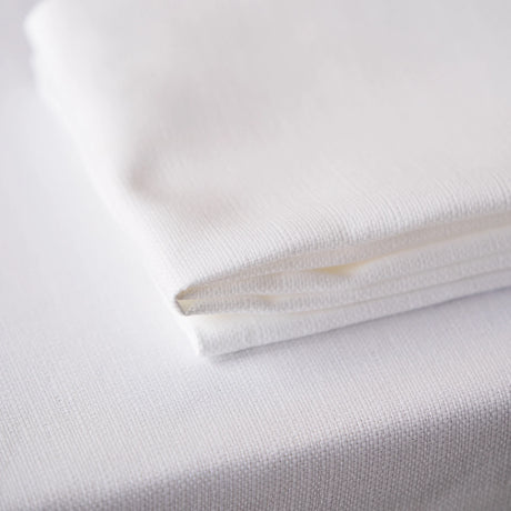 Feine Struktur der weißen Tischwäsche - langlebiges, pflegeleichtes Material für Restaurants bei Velvetana