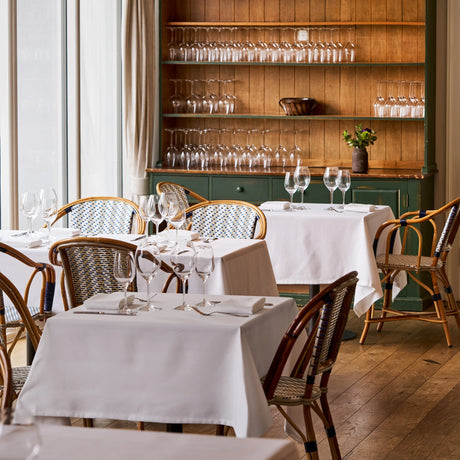 Restauranttische mit weißer Tischwäsche Asti - elegante & professionelle Tischgestaltung