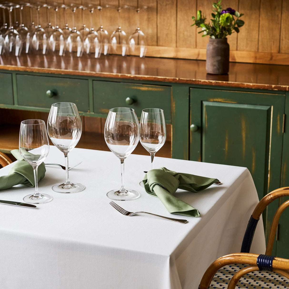 Weiße Tischdecke Asti kombiniert mit grüner Stoffserviette - stilvolle Farbkombination bei Velvetana