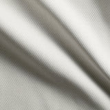 Detailaufnahme des beigen Stoffes - feine Struktur für luxuriöse, langlebige Tischwäsche