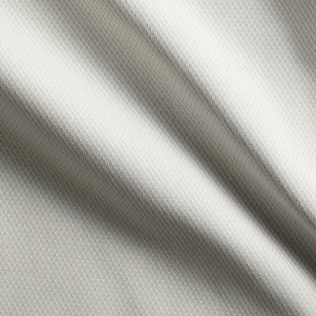 Detailaufnahme des beigen Stoffes - feine Struktur für luxuriöse, langlebige Tischwäsche