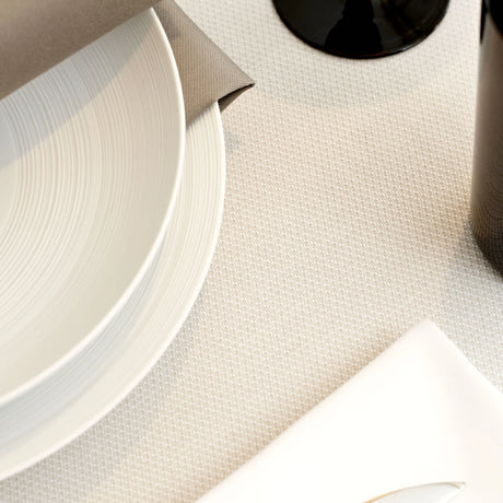 Beige Tischdecke auf gedecktem Tisch - harmonische Kombination mit anderen Tischwäschearten