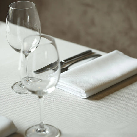 Kombination aus beiger Tischdecke & weißer Serviette - zeitloses, elegantes Design für Hotels