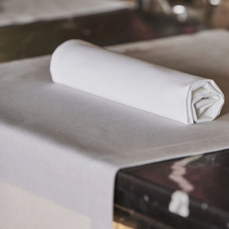 Weiß-beige Tischwäsche-Kombination - harmonische Tischgestaltung für exklusive Restaurants