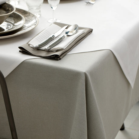 Aufgedeckte Tischdecke Elmwood - harmonische Kombination mit weißen & erdigen Tischwäschefarben