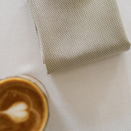 Elmwood-Serviette auf weißer Tischdecke - stilvolle Naturfarbkombination für exklusive Tischgestaltung