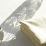 Gelbe Serviette mit weißer Tischdecke - erfrischende, moderne Farbkombination für Hotelrestaurants