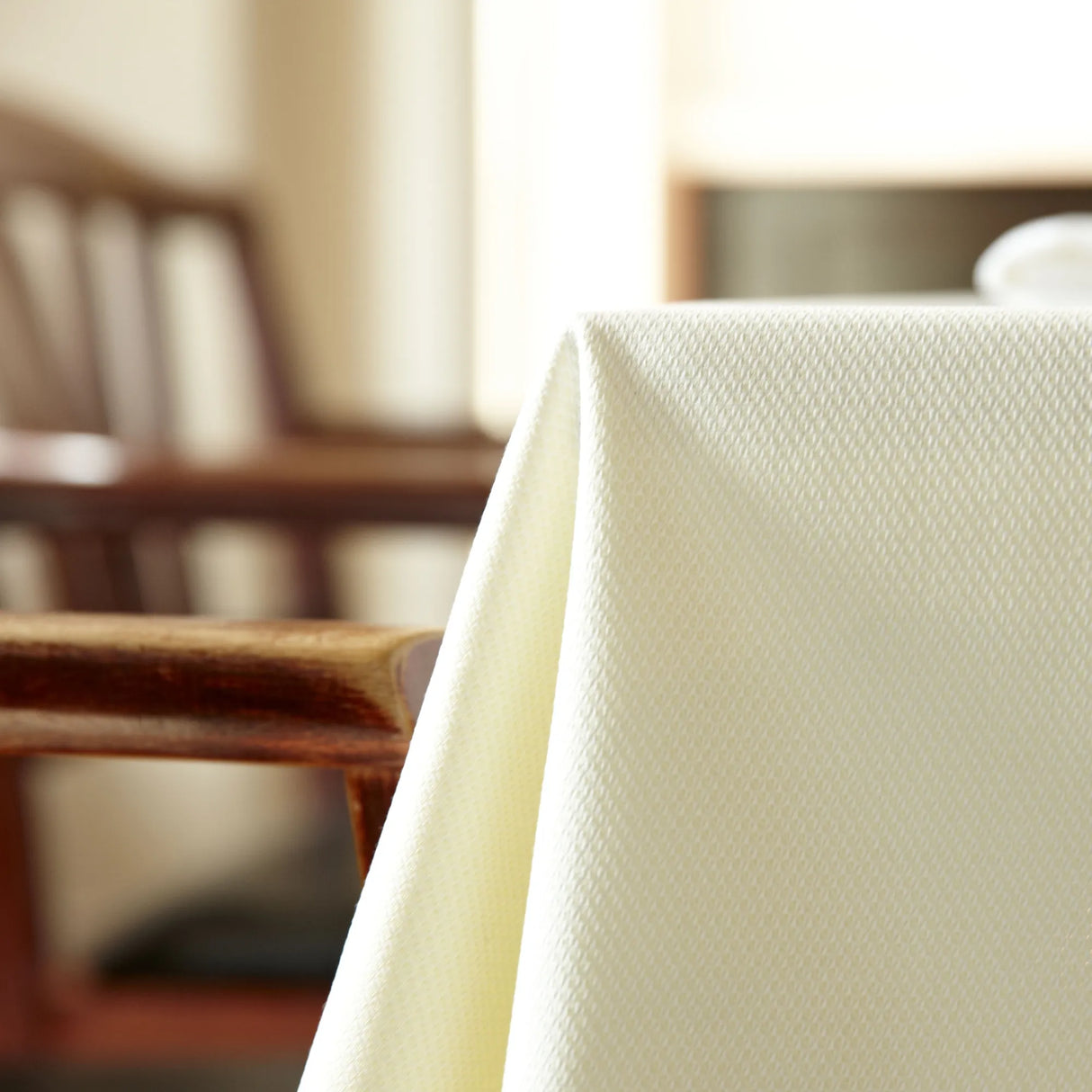 Gedeckter Tisch mit gelber Tischdecke - luxuriöse & warme Atmosphäre für stilvolle Tischgestaltung