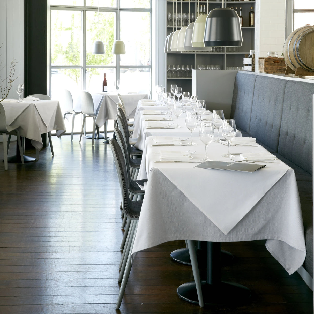 Restaurant mit grauer Tischwäsche & weißen Deckservietten - elegantes Ambiente für Fine-Dining