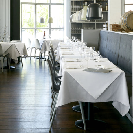 Restaurant mit grauer Tischwäsche & weißen Deckservietten - elegantes Ambiente für Fine-Dining