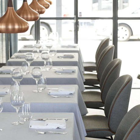 Gedeckte Tische mit grauer Tischdecke - hochwertiges, modernes Tischdesign für exklusive Events