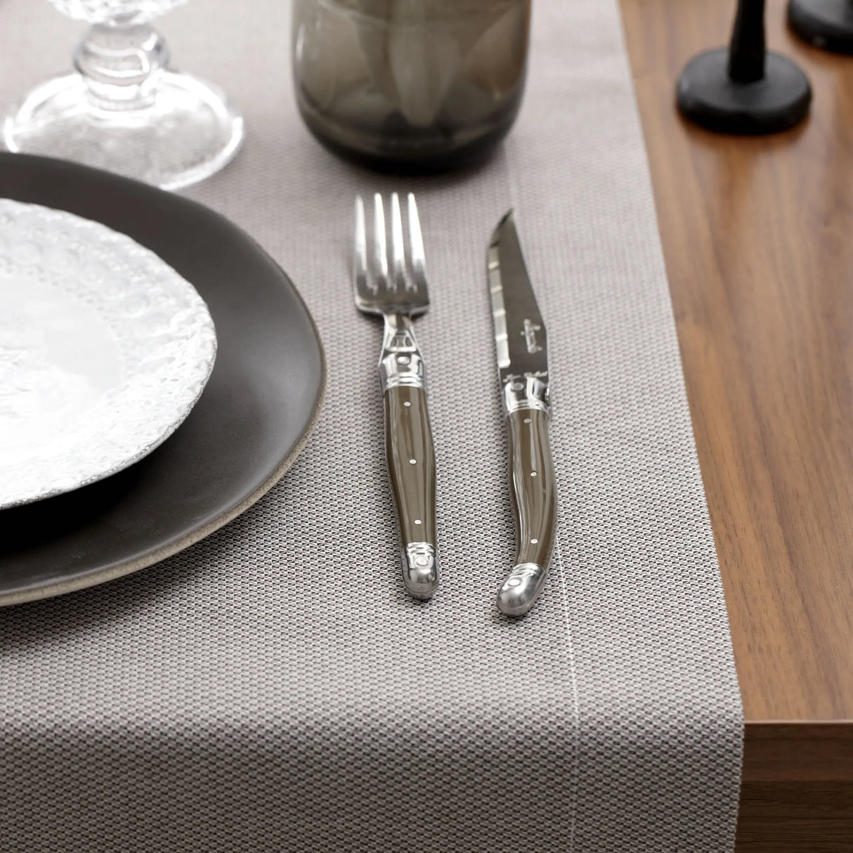 Mahogany Tischläufer auf Holztisch - edles Zusammenspiel von Farbe & Material bei Velvetana