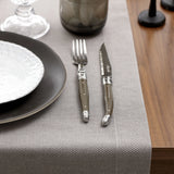 Mahogany Tischläufer auf Holztisch - edles Zusammenspiel von Farbe & Material bei Velvetana