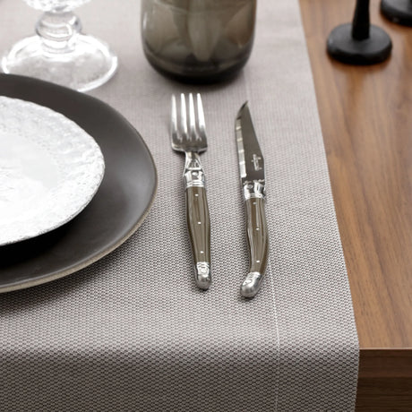 Mahogany Tischläufer auf Holztisch - edles Zusammenspiel von Farbe & Material bei Velvetana