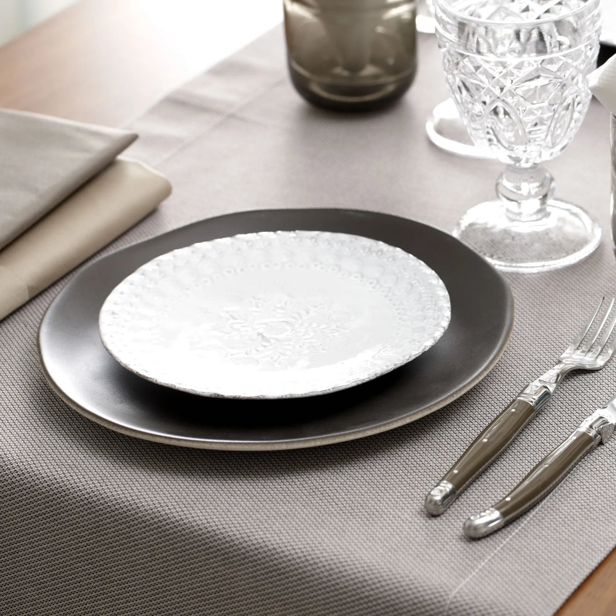 Mahogany Tischläufer - luxuriöse, stilvolle Tischgestaltung mit perfektem Kontrast zu dunklem Geschirr