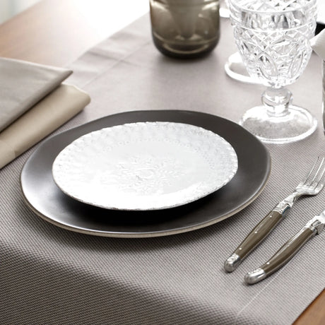 Mahogany Tischläufer - luxuriöse, stilvolle Tischgestaltung mit perfektem Kontrast zu dunklem Geschirr