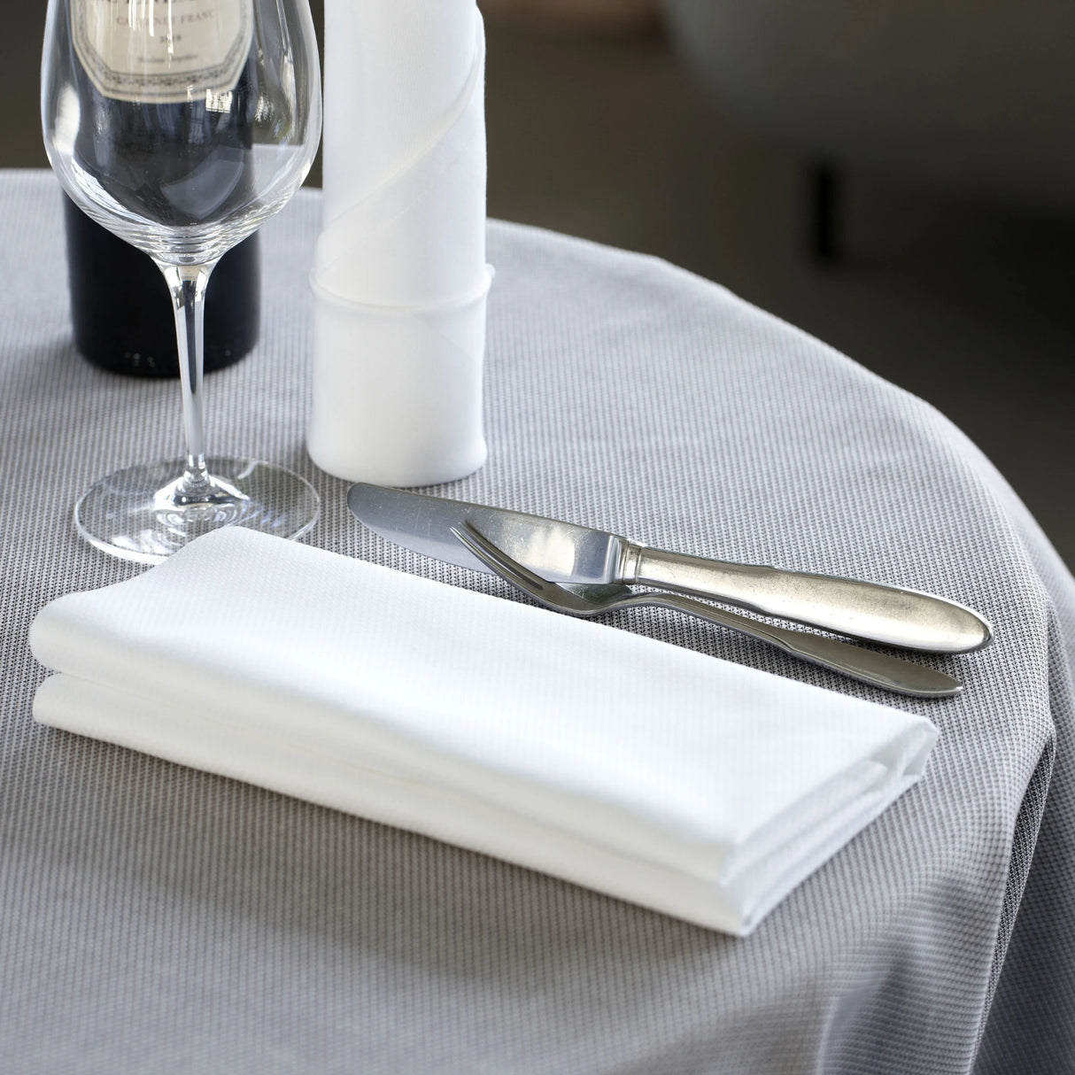 Kombination aus Mahogany & Weiß - elegante Tischwäsche für stilvolle Hotellerie & Gastronomie