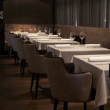 Edle Restaurant-Tische mit Mahogany-Tischwäsche - luxuriöses Ambiente für gehobene Gastronomie