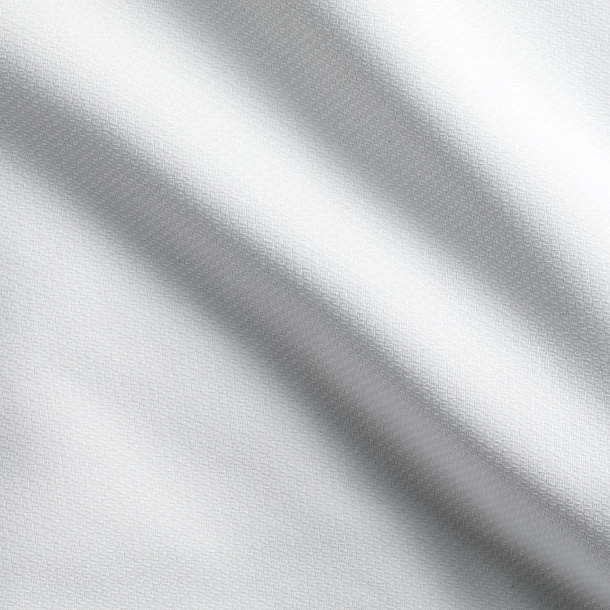 Detailaufnahme des weißen Stoffs - langlebige, pflegeleichte Tischwäsche für gehobene Gastronomie