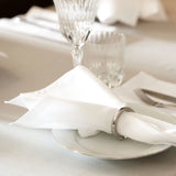 Weiße Stoffserviette mit Serviettenring - elegante Tischgestaltung füt Hotels & Restaurants bei Velvetana