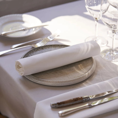 Gedeckter Tisch mit Stoffserviette - stilvolle Hotel- & Gastronomiewäsche mit dezenter Eleganz