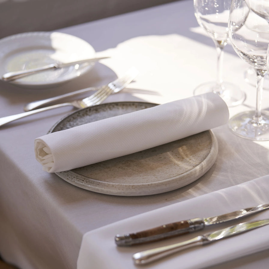 Gedeckter Tisch mit Stoffserviette - stilvolle Hotel- & Gastronomiewäsche mit dezenter Eleganz