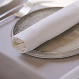 Detailaufnahme der weißen Serviette - edler Stoff mit feinem Muster & hochwertiger Verarbeitung