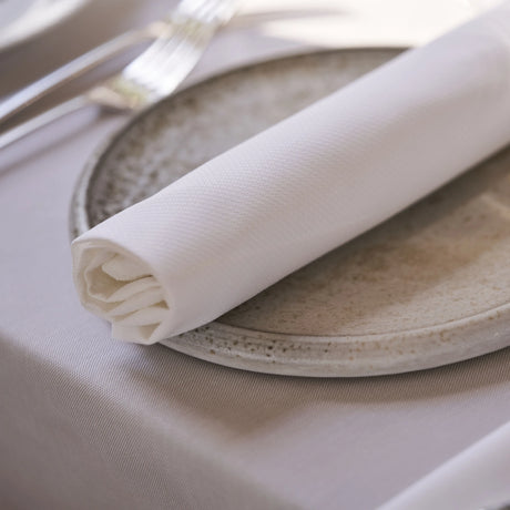 Detailaufnahme der weißen Serviette - edler Stoff mit feinem Muster & hochwertiger Verarbeitung