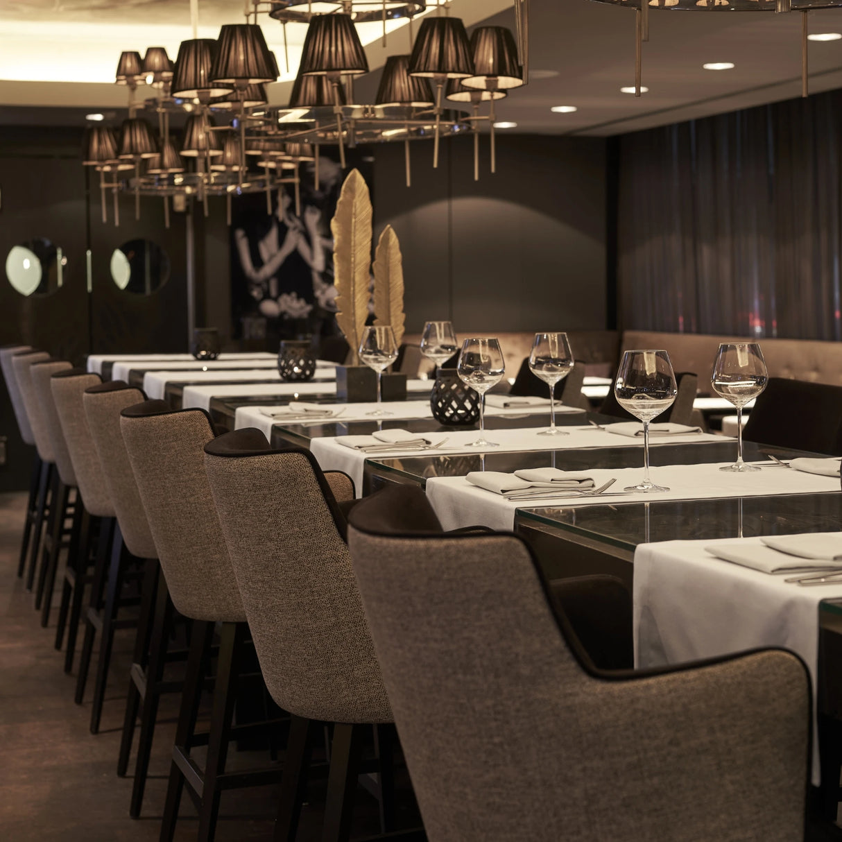 Gedeckte Tafel mit weißen Tischläufern - luxuriöse Tischwäsche für gehobene Restaurants & Events