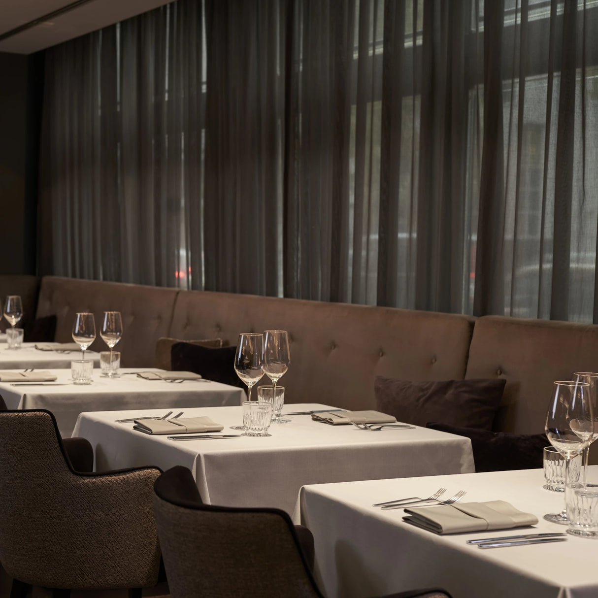 Restaurant mit beiger Tischwäsche Torino - stilvolle, warme Atmosphäre für gehobene Gastronomie