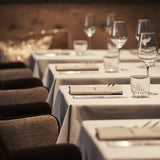 Detailansicht gedeckter Tische mit beiger Tischdecke - gemütliches, hochwertiges Ambiente