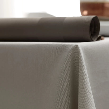 Beige Tischdecke kombiniert mit brauner Serviette - stilvolle, harmonische Farbkombination