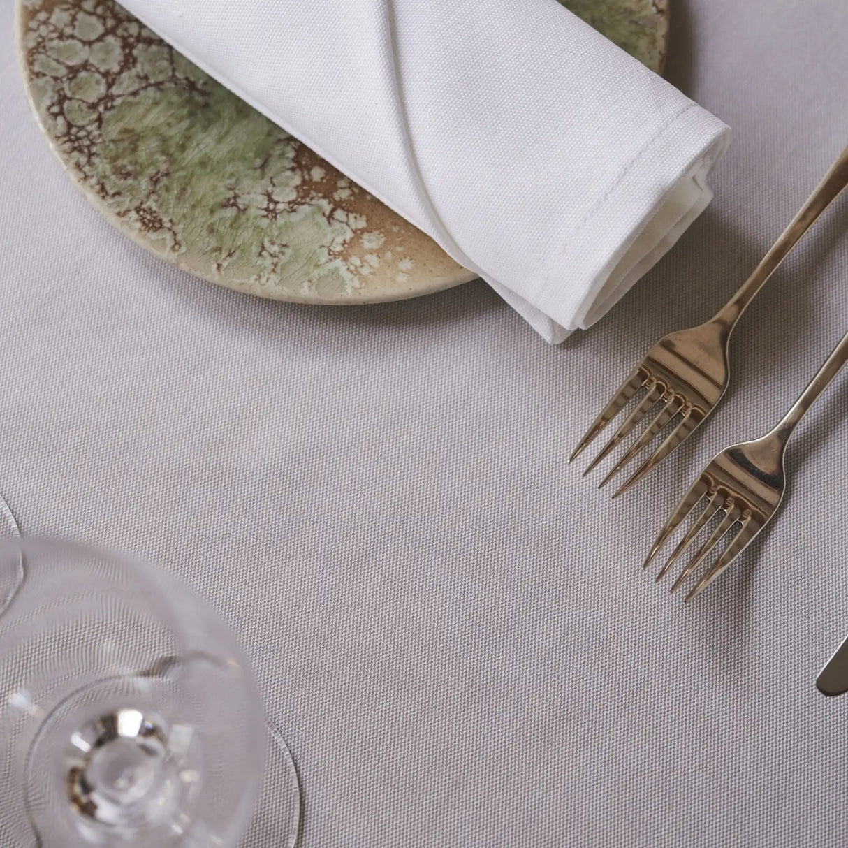 Edler gedeckter Tisch mit beiger Tischdecke & weißer Mundserviette - luxuriöses Ambiente