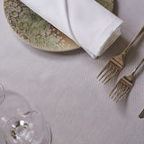 Edler gedeckter Tisch mit beiger Tischdecke & weißer Mundserviette - luxuriöses Ambiente