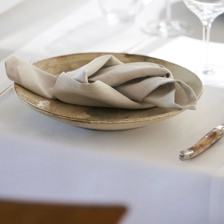 Beige Stoffserviette Torino mit elegantem Geschirr - stilvolle Tischdekoration für Events